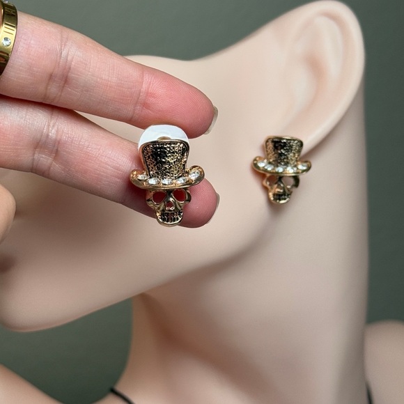 Elegant Gold Skull Earrings | Punk Style | Unisex 🔥 - Picture 5 of 6